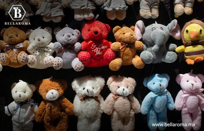 Varios peluches alineados en distintas filas de exhibición de pared.