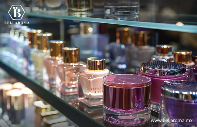 Vitrina con diferentes tipos de perfumes en exhibición