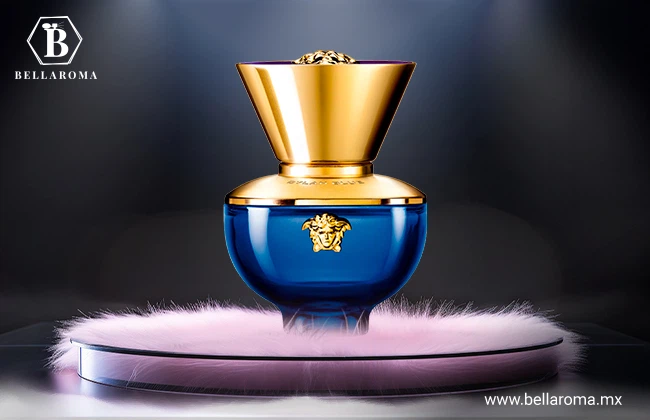 Frasco azul con tapa dorada del perfume Versace Pour Femme Dylan Blue