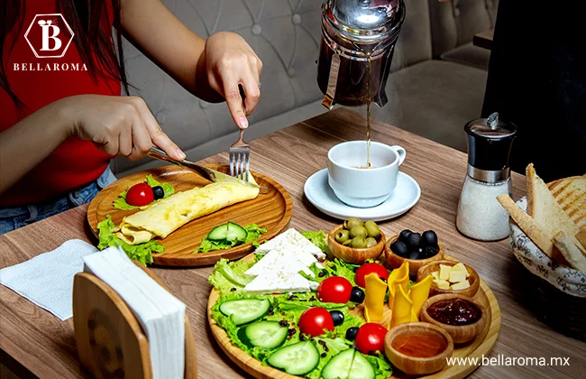 Mujer sentada a la mesa mientras come alimentos muy saludables