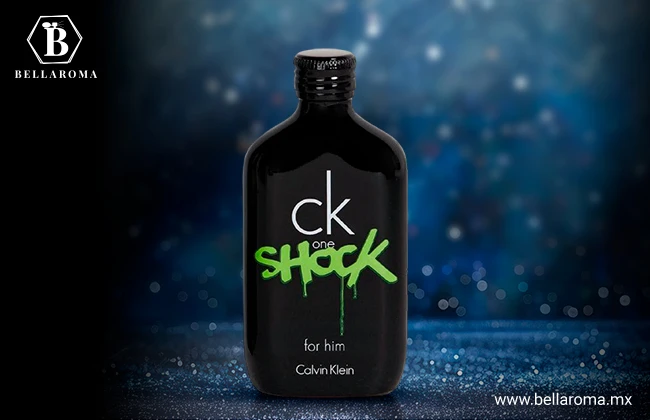 Frasco negro con letras verdes del aroma para hombre CK One Shock 