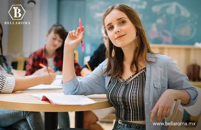 Estudiante levantando la mano para participar en una clase