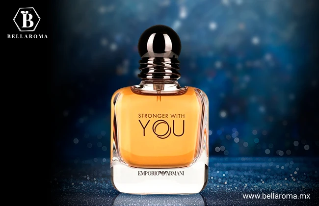 Perfume amarillo-ocre en frasco de cristal con tapa brillante