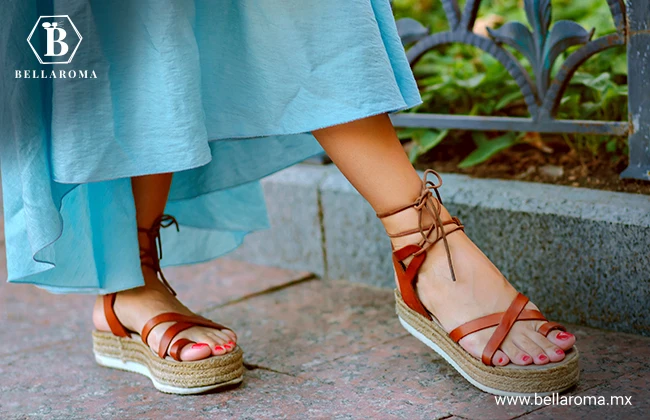 Mujer mostrando sus sandalias hechas a la medida