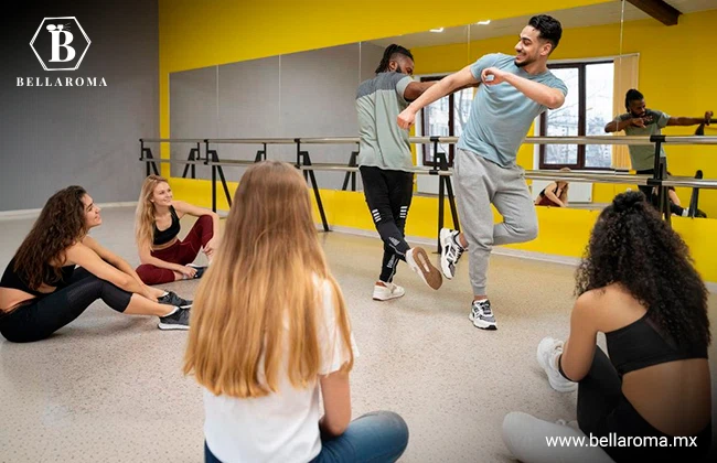 Alumnos y profesores en una clase de danza