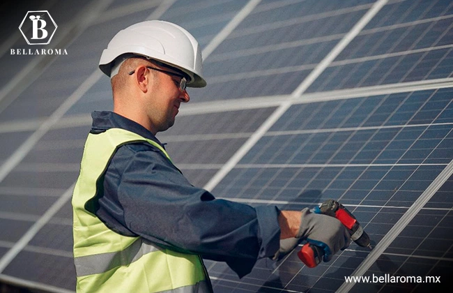 Hombre instalando paneles solares