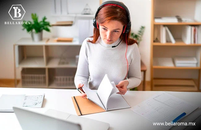 Mujer con audífonos prestando servicios de transcripción