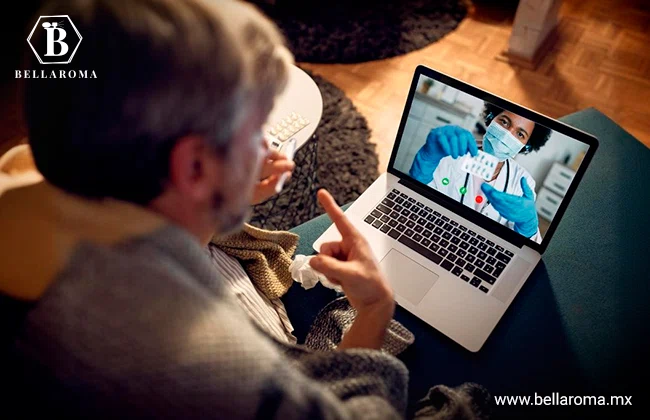 Médico y paciente hablando mediante una videollamada