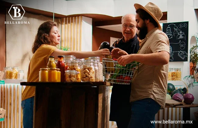 Personas comprando en una tienda de alimentos orgánicos