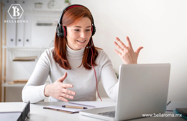 Mujer con audífonos, conversando a través de una videollamada