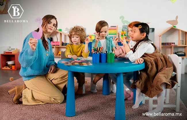 Mujer arrodillada junto a una mesa con niños